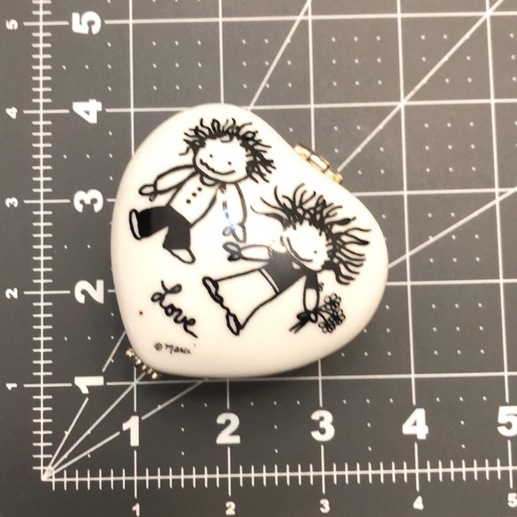 Porcelain heart shaped box Marci collectible - Picture 8 of 8